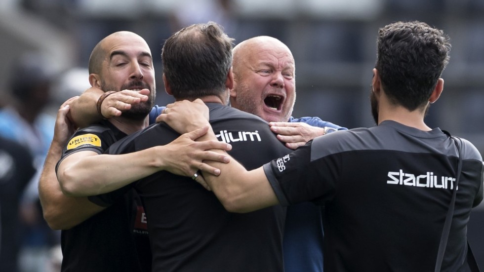 Häckens nye tränare Per-Mathias Högmo jublar efter söndagens allsvenska fotbollsmatch mellan Häcken och AIK.