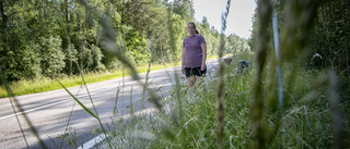 Högt gräs vid vägkanten skymmer sikten för Åsa och andra boende: "Det här är livsfarligt"