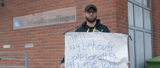 Ensam man demonstrerar utanför Arbetsfömedlingen i Nyköping