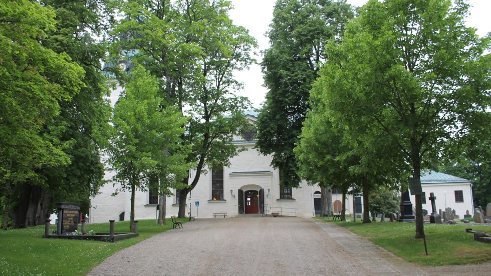 Skolavslutning i kyrkan gillas av insändarskribenten.