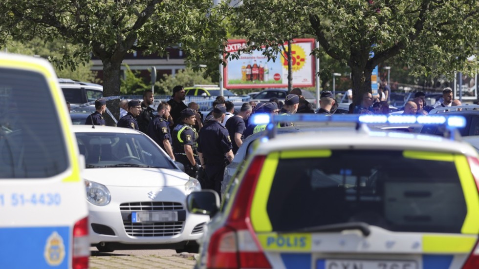 Mycket stora polis- och andra samhällsresurser tas i anspråk vid händelser som upploppen i Hjällbo utanför Göteborg.