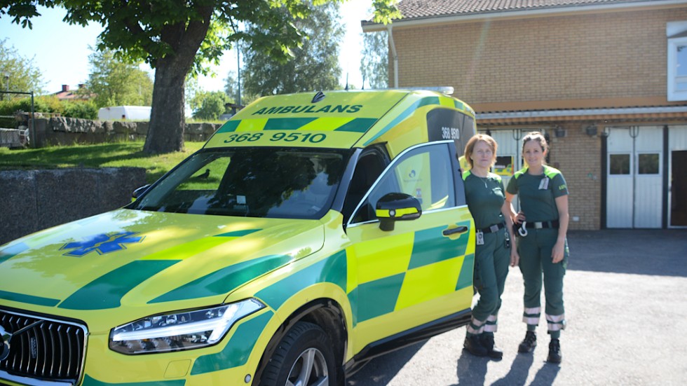 Ingela Schröder och Rebecca Fors vid en av de två ambulanser som är stationerad i Vimmerby.
