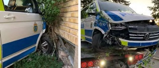 Polisbuss prejade bil och kraschade in i villa – nu åtalas polisen som körde