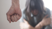 Man slog kvinna inför ögonen på tre barn – misstänks för misshandel och barnfridsbrott