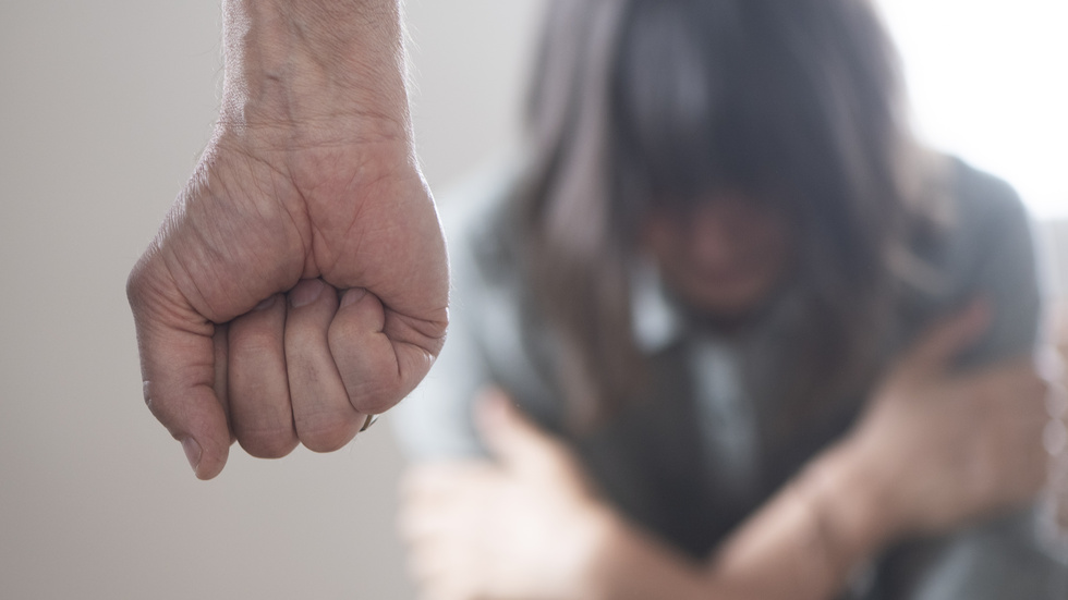 Varje dag anmäler 24 kvinnor att de blivit misshandlade av sin partner. Så länge kvinnor dödas, hotas och misshandlas måste politiken göra mer, skriver Liberalerna.
