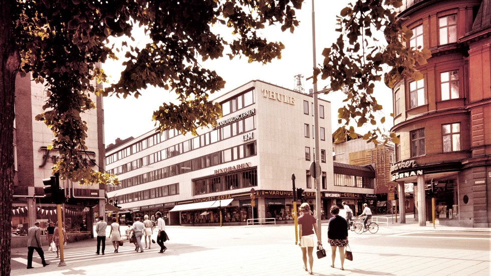 Det så kallade Thulehuset i hörnet av Stor- och S:t Larsgatorna stod färdigt hösten 1963. Corren lovordade byggnaden som ett modernt, marmorvitt affärshus.  