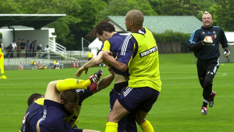 Olof Mellberg och Fredrik Ljungberg brakade samman inför VM i Japan 2002. Arkivbild.