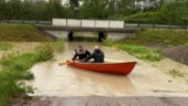 Dennis roade sig i regnet – åkte båt under 56:an i Kvicksund: "Måste passa på att göra roliga saker"