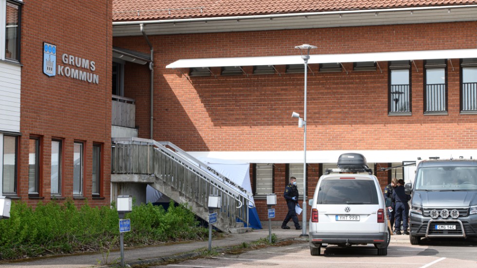 Polisens tekniker vid kommunhuset i Grums den 14 maj. Arkivbild.