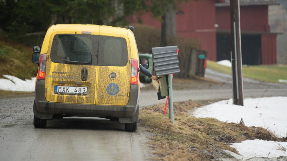 Vi som bor strax utanför Eskilstuna, på landsbygden, upplever nästan dagligen att Postnord och Citymail lägger post i fel brevlådor. Skriver signaturen "Brevlådan på Åsbymon". Postbilen på bilden hari ngen koppling till insändaren.