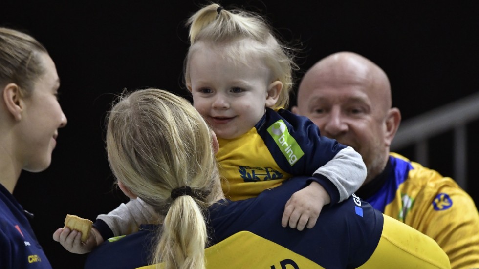 Linn Blohms son Wilton, här i landslagskamraten Hanna Blomstrands famn, under handbolls-VM i japanska Kumamoto 2019. Arkivbild.