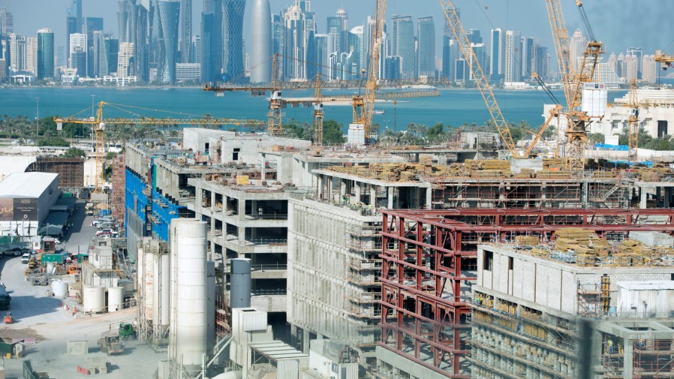 Bilden från Qatars huvudstad Doha är tagen 2014. Då hade 1 400 migrantarbetare omkommit vid byggen inför fotbolls- VM. Nyligen kom uppgifter om att 6 500 migrantarbetare dött sedan det blev klart att Qatar ska arrangera fotbolls-VM 2022.
