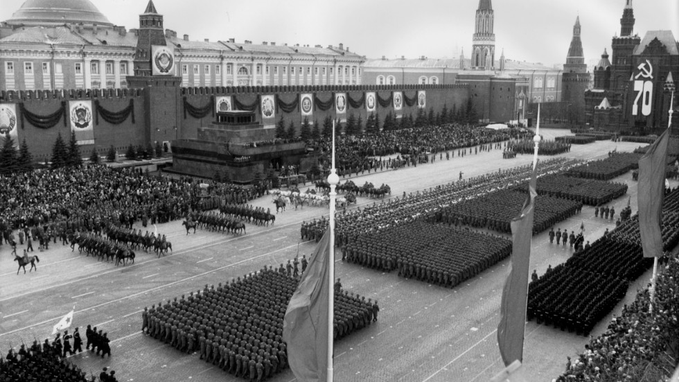 Rädslan för en sovjetisk invasion var högst påtaglig i Sverige ända in på 1970-talet – åtminstone bland högerextremister. Här en bild från 1972 på den årliga militärparaden på Röda torget i Moskva.