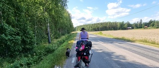 Vännerna vandrar 30 mil – i rosa och med hund