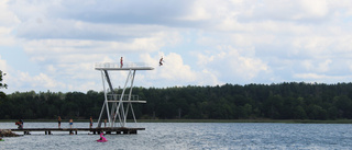 VIDEO Tio meter ner till vattnet • Kommer trettonåringen hoppa från hopptornet? 