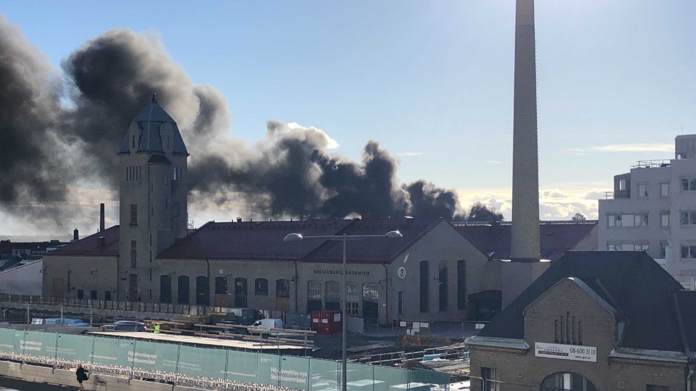 En kraftig brand rasar i en byggnad i Slakthusområdet i södra Stockholm.