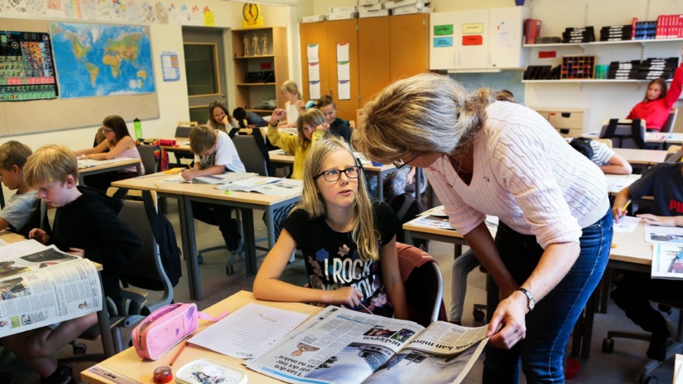 Tidningsveckan 2018 besökte vi klass 4D i Malmslättsskolan Kärna. Här är det Jonna Wåhlström som ställer en fråga till läraren Karin Alm.