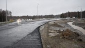 Beskedet om kritiserade rondellbygget i Bergsbyn – nu har första lagret asfalt lagts • Projektledaren: Då är bygget helt färdigt