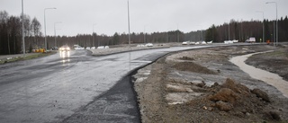 Beskedet om kritiserade rondellbygget i Bergsbyn – nu har första lagret asfalt lagts • Projektledaren: Då är bygget helt färdigt