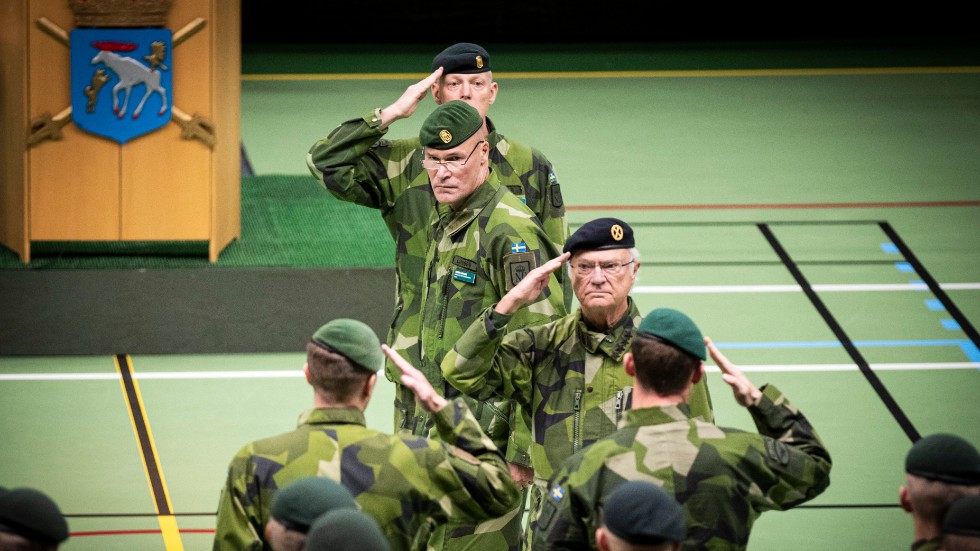 Kung Carl Gustaf inspekterar trupperna. Kung Carl Gustaf och statsminister Stefan Löfven (S) närvarar vid återinvigning av Norrlands dragonregemente K4 i Arvidsjaur.