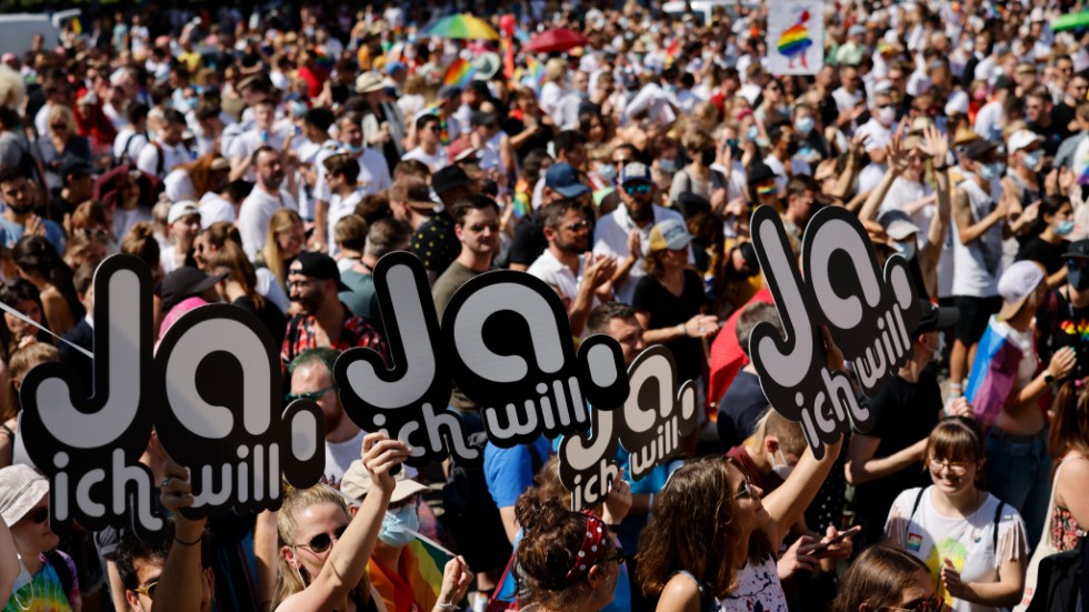 Prideparad i Zürich, Schweiz den 4 september, med flera plakat som förespråkar rätt till homosexuella äktenskap.