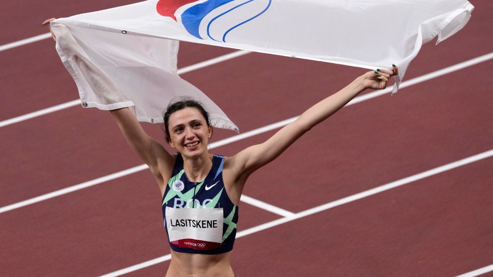 Marija Lasitskene, en av tio ryska friidrottare i OS, jublar efter sitt guld i höjdhopp på lördagskvällen.