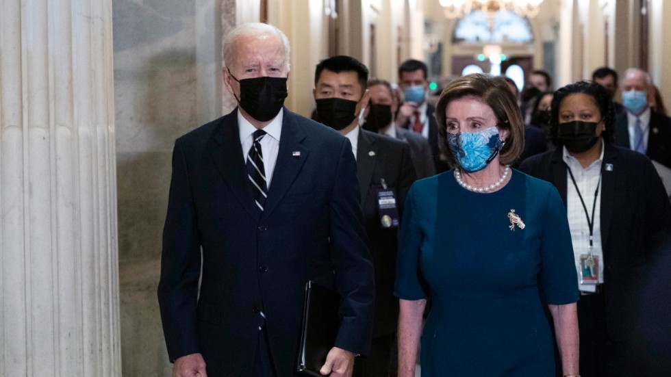 President Joe Biden med representanthusets talman Nancy Pelosi inför beskedet om nya satsningar.