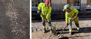 Kullerstensgata grävdes fram i centrala Linköping – upptäckten pausade arbete