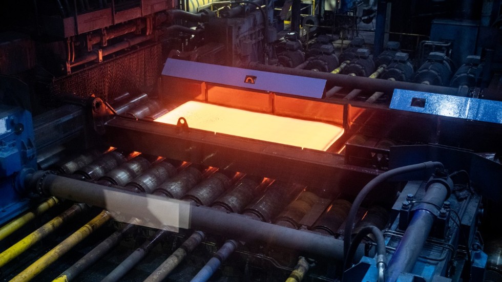 Fossilfritt stål tillverkas på SSAB:s järnverk i Oxelösund. Trots att stålet är dyrare att tillverka och köpa väljer flera fordonstillverkare det, skriver debattörerna.