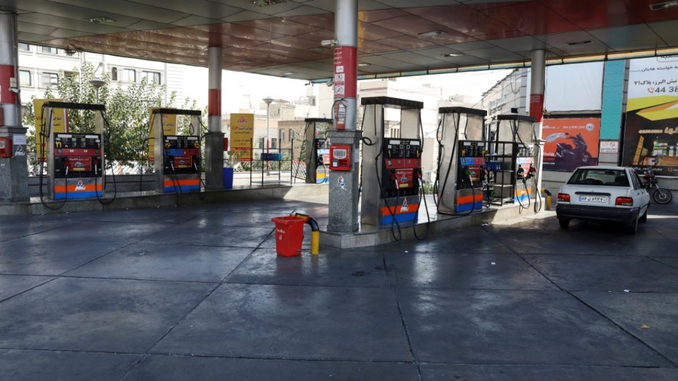 Många bensinstationer stod tomma då en cyberattack lamslagit Irans bensinmackar.