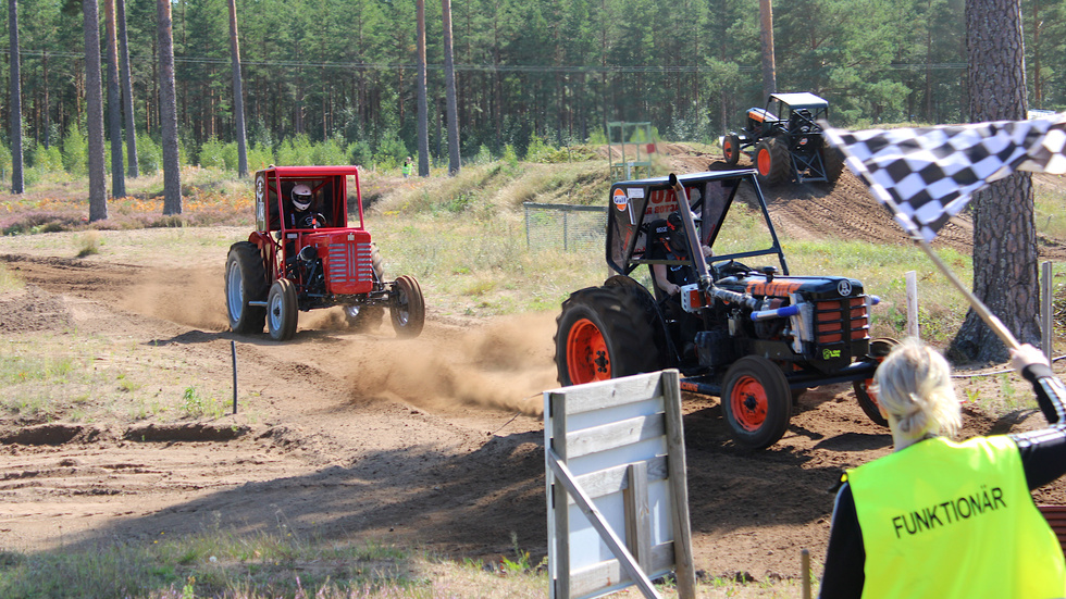 Traktorcross var en av grenarna som traktorförarna fick tävla i under dagen.