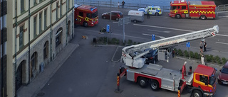 En person förd till sjukhus efter brand i flerfamiljshus