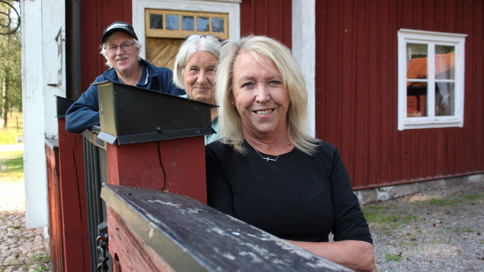 Göran Johansson, Karin Jönsson och Carita Thörn i stadsmiljön i Gästgivarehagen där det blir trädgårds- och hantverksmarknad den 1 september. 