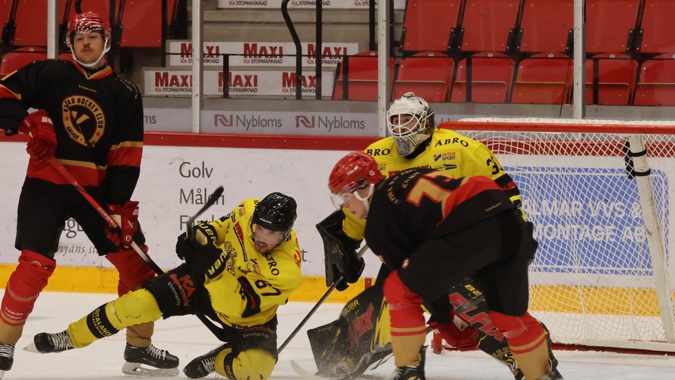 Vimmerbys back William Dageryd och målvakten Claes Andre slår ifrån sig under matchen mot Kalmar.