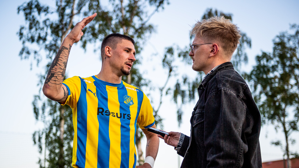 Eric Persson intervjuar Eskilsminne IFs André Reinholdsson intervjuas efter en match mellan Eskilsminne IF och Ängelholm den 5 juni 2023 i Helsingborg.