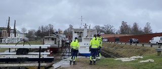 Mycket folk när båtsäsongen i Göta kanal började med utdockningen