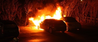 I NATT: Bilar i brand på innergård i Uppsala