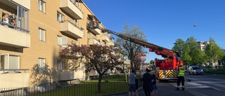 Här kontrolleras lägenheten – grannar larmade om misstänkt brand