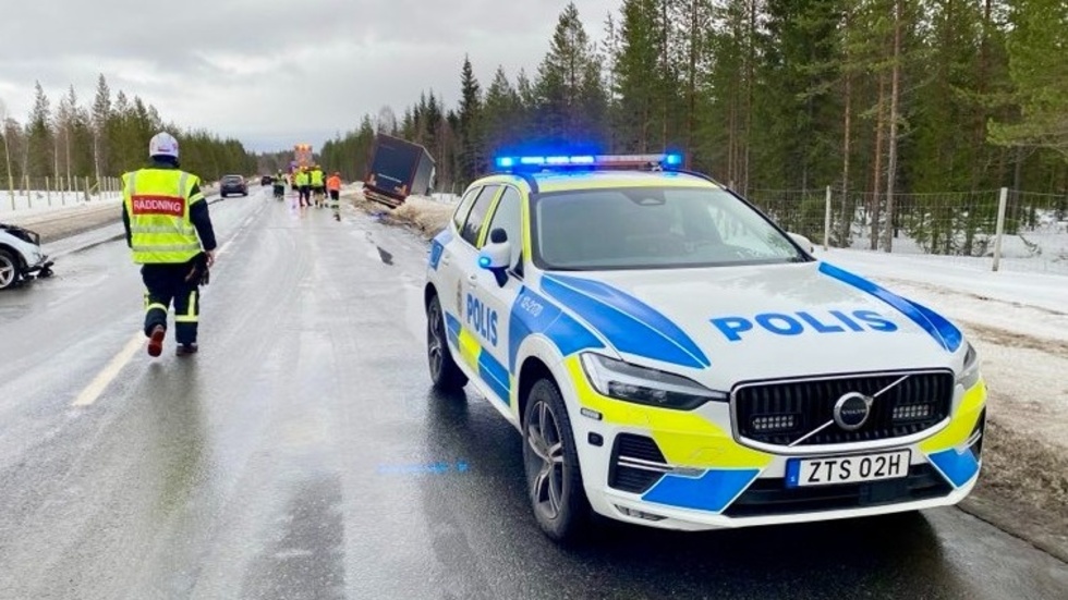 Kom över I Mötande Körfält Nära Frontalkrock ”klippte Taket” 