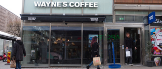 Caféchefen: "De lösa stenarna kastades på våra fönster"