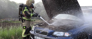 Dramatisk brand på morgonen – bil började brinna under färd