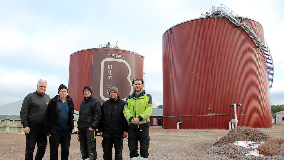 Åke Birgersson, Sivert Edvardson, Uno Kjällander, Gunnar Bergström och Tom Birgersson på Hagelsrums Biogas. I bakgrunden syns företagets nya rötkammare, 17 meter hög och 4 500 kubikmeter stor.