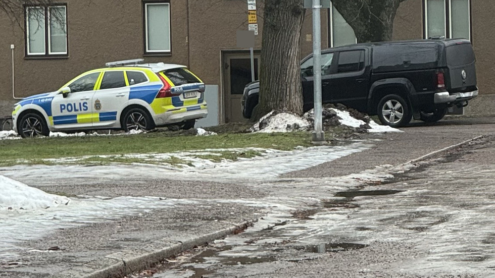 Polis på plats på en adress i Tannefors.