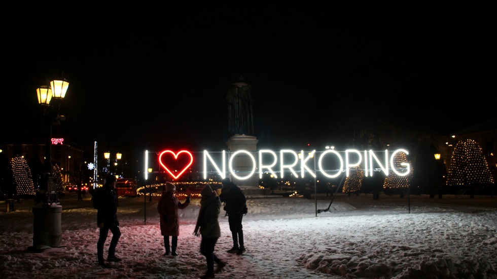 Förfula inte Karl Johans park med den på platsen opåassande neonskylten I love Norrköping, tycker signaturen AH.