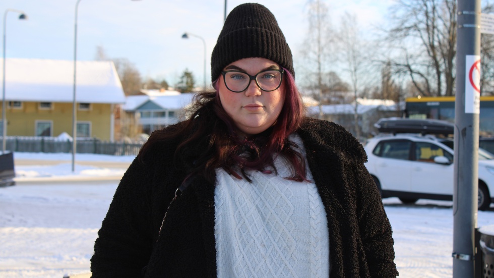 Michelle Olsson pluggar till lärare på Linköpings universitet. Eftersom hon upplever att det fungerar dåligt att pendla dit från Vimmerby har hon flera övervägt att flytta.