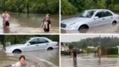 Ovanliga bilderna: Här badar de – i översvämningen mitt på gatan