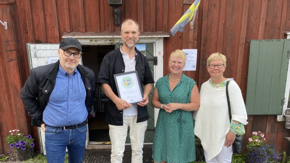 Oxelö krogs Thord Lindé tar emot ett diplom av Joakim Öhman (C), Martina Johansson (C) och Ann Abrahamsson (C).