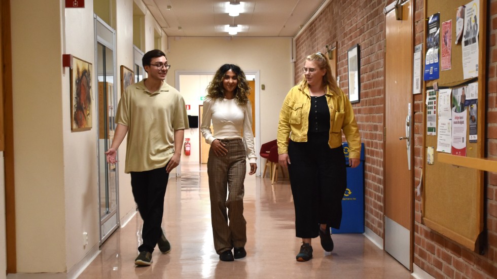 Christoffer Hernandez, Fatemeh Jafari och Ida Myrén tar vana kliv i folkhögskolans korridorer. Nu är de taggade inför ett nyss läsår.