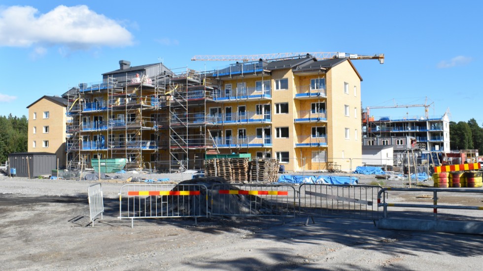 SBB och NCC bygger i Skelleftehamn. Men Byggföretagen ser med oro på att allt fler projekt pausas eller avbryts.