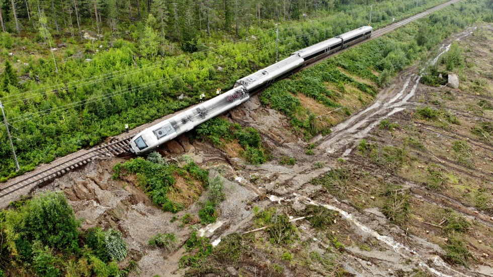 Ett SJ-tåg med 120 passagerare spårade på måndagen ur mellan Iggesund och Hudiksvall.